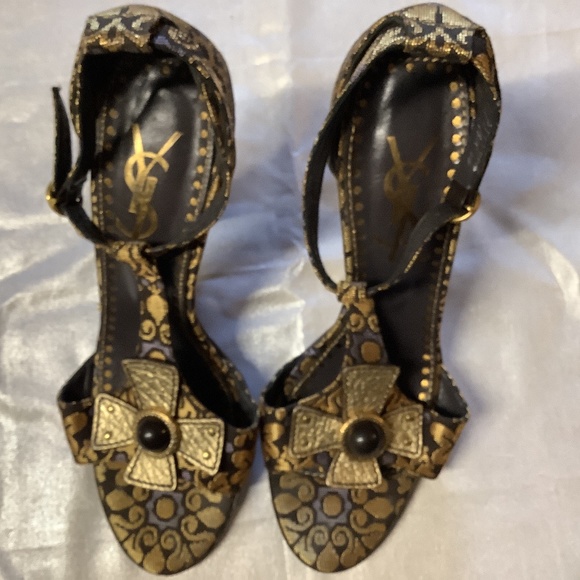 Yves Saint Laurent - Picture 1 of 8